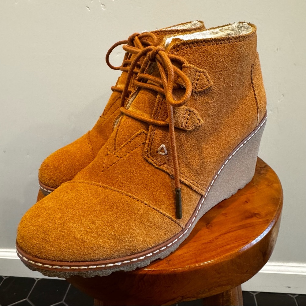 TOMS Desert Wedge suede and shearling booties women’s size 6